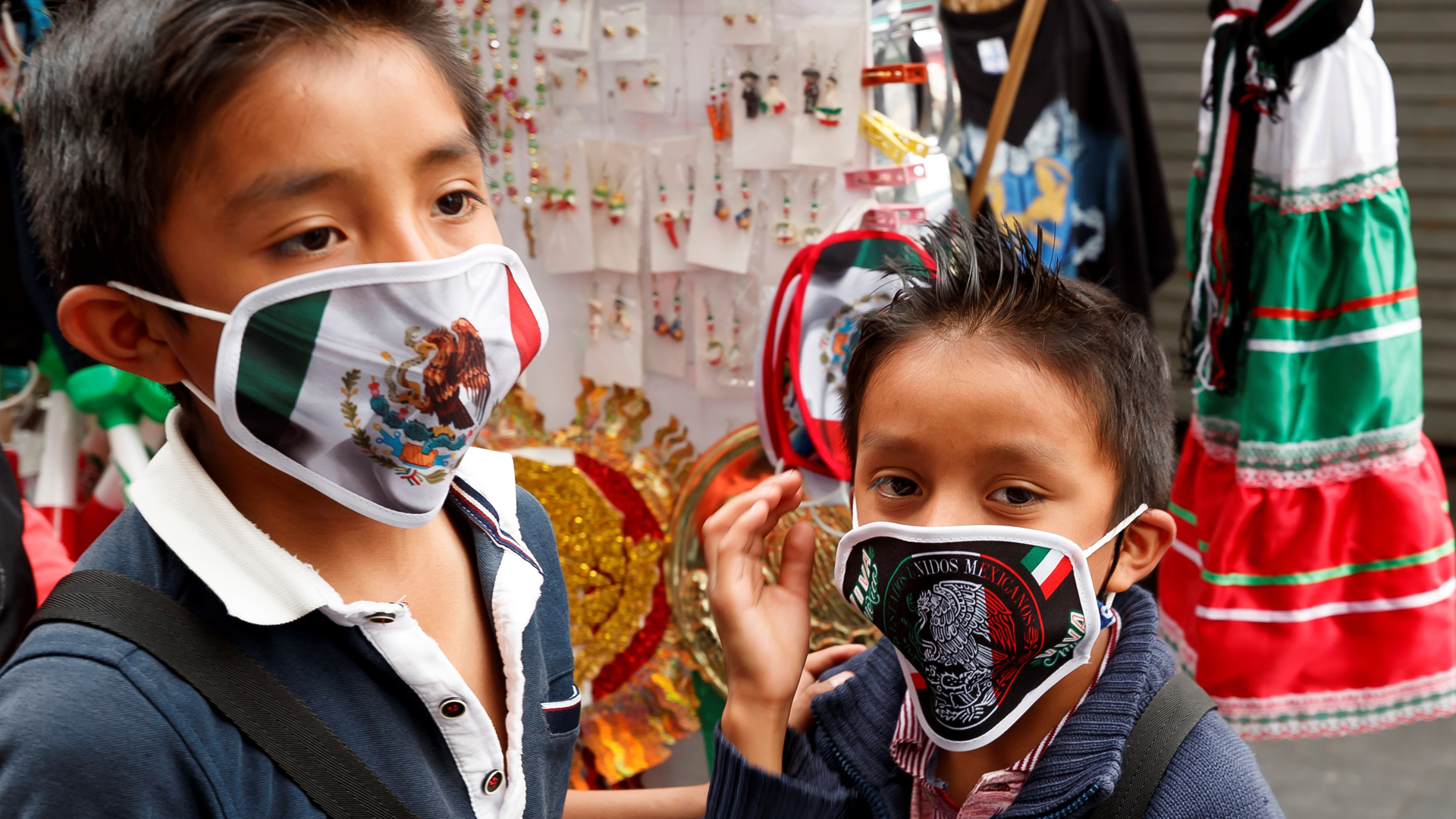 Pide Iglesia Católica dejar 'divisiones ideológicas' para celebrar fiestas patrias - ninos-con-cubrebocas-alusivos-a-las-fiesta-patrias