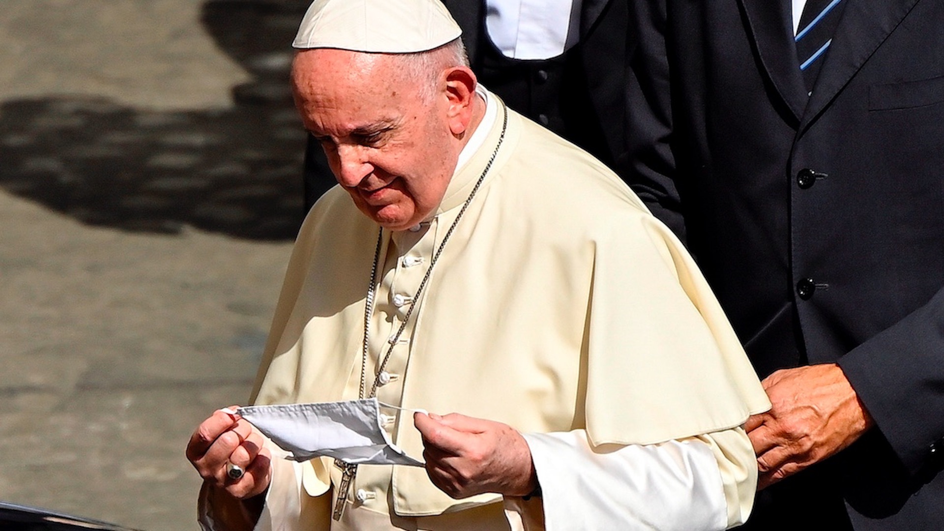 #Video Papa Francisco utiliza cubrebocas por primera vez desde el inicio de la pandemia