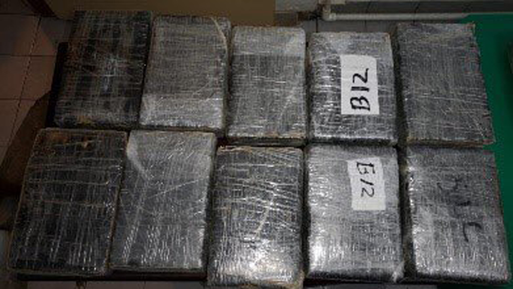 Vinculan a proceso a dos hombres por aterrizar aeronave con cocaína en Chiapas - paquetes-de-cocaina-decomisados-en-avion-pequeno-aterrizado-en-chiapas