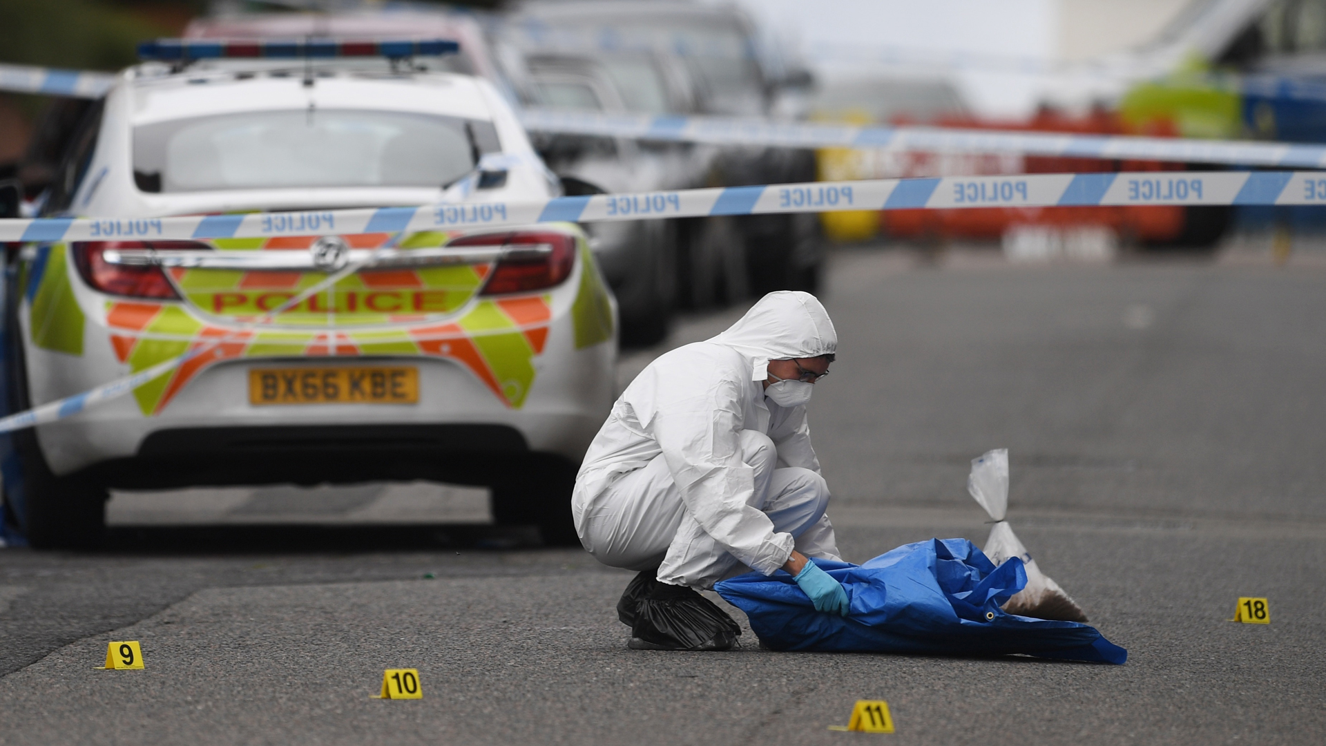 Ataques con arma blanca dejan en Inglaterra un muerto y siete heridos - perito-en-escena-de-apunalamiento-en-inglaterra
