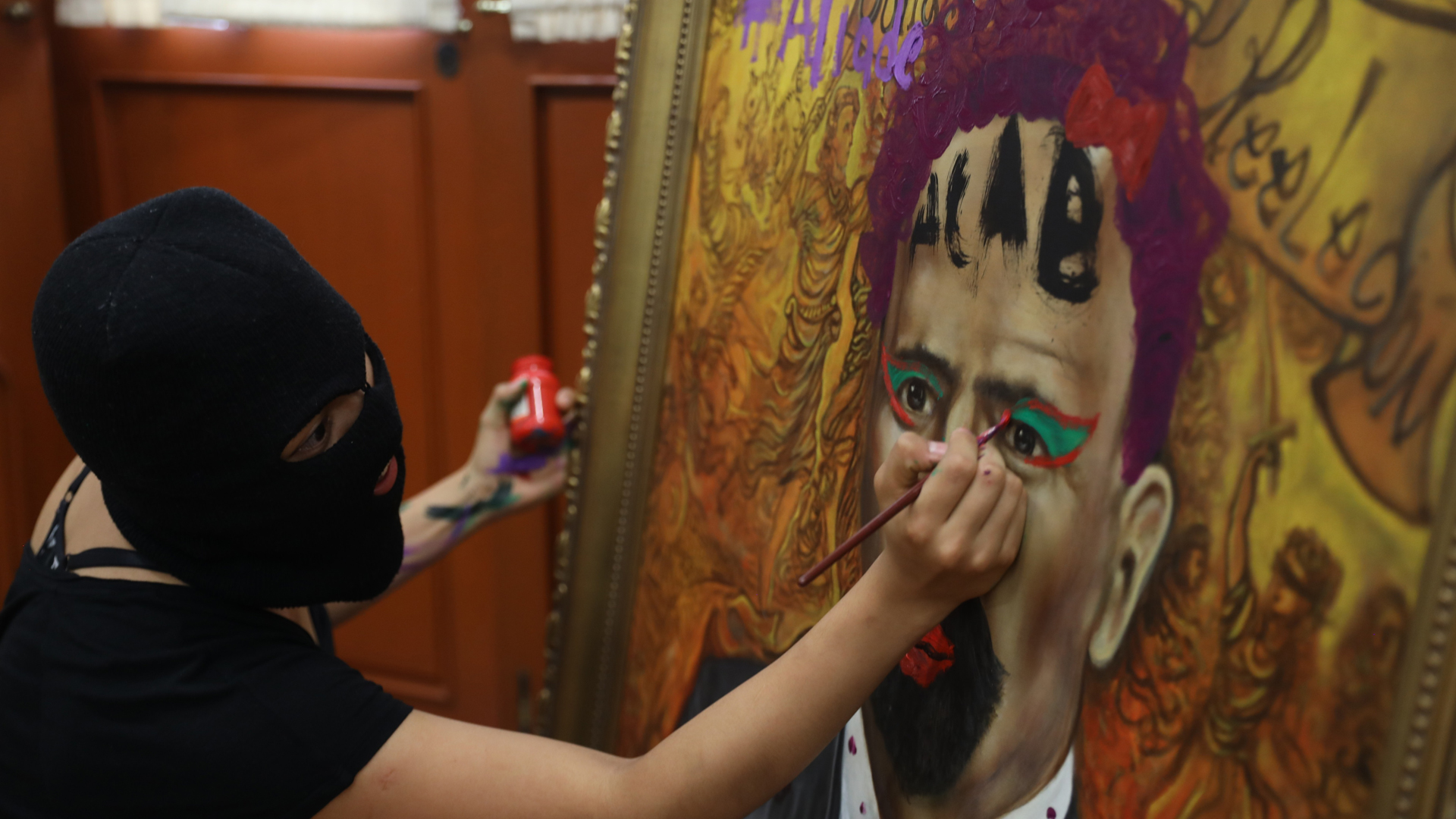 Ofrece Ricardo Monreal mediar entre CNDH y feministas - pintan-de-mujer-cuadro-de-francisco-i-madero-en-oficinas-de-cndh