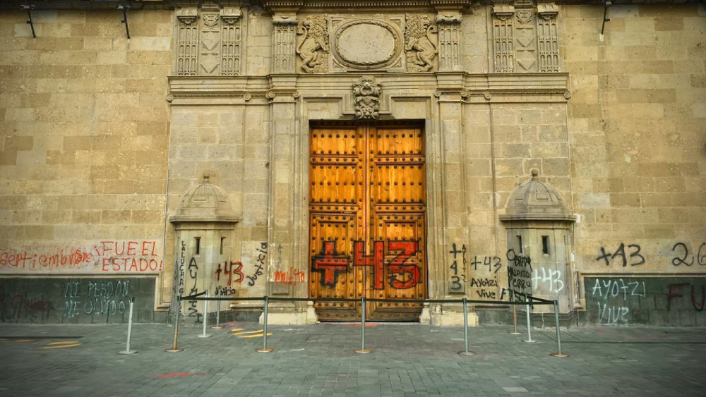 Exigen justicia en marcha nacional por Ayotzinapa; realizan pintas en Palacio Nacional - pintas-palacio-nacional-ayotzinapa-normalistas