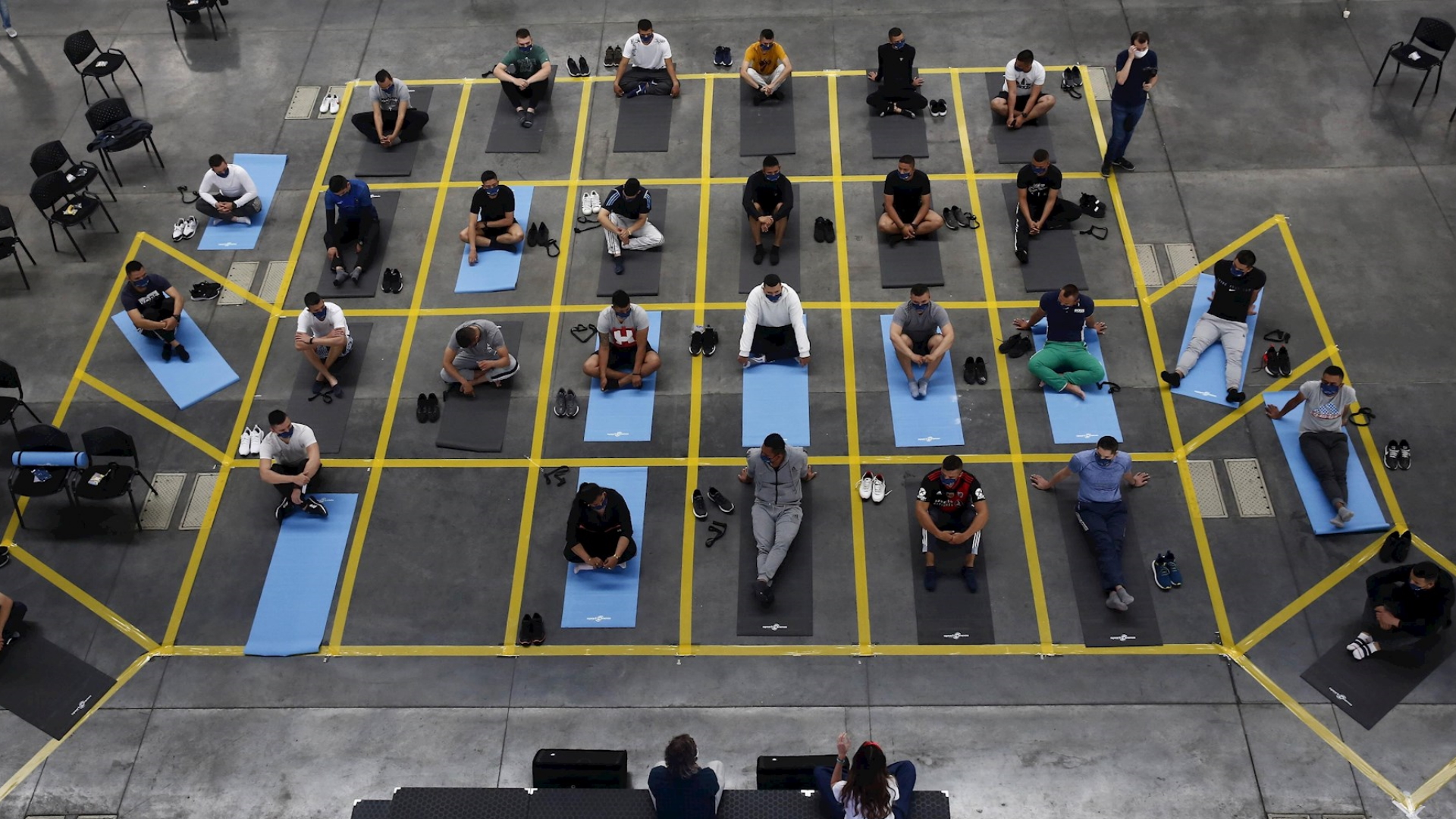 Policías en Colombia reciben clases de yoga para manejar sus emociones - policia-clases-yoga-colombia-1