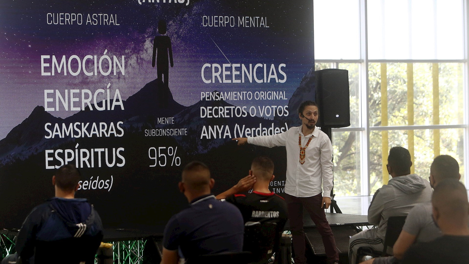 Policías en Colombia reciben clases de yoga para manejar sus emociones - policia-clases-yoga-colombia-2