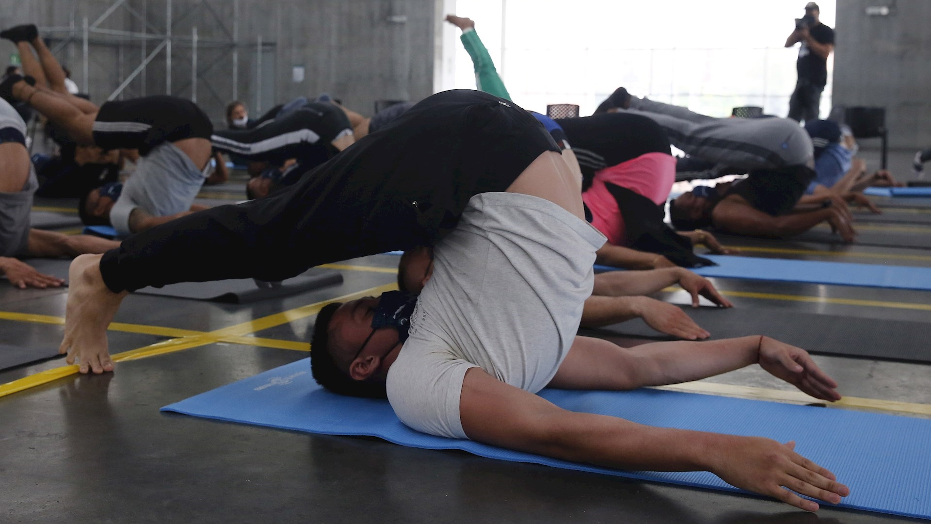 Policías en Colombia reciben clases de yoga para manejar sus emociones