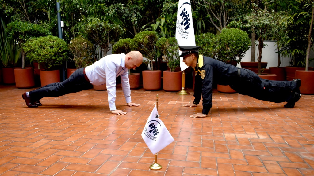 Policía que ganó reto de ‘lagartijas’ en el Zócalo será embajador deportivo de la Ciudad de México