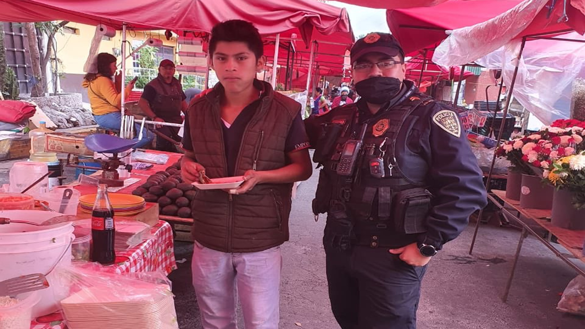 #Fotos Policías frustran suicidio de adolescente; después lo invitan a desayunar