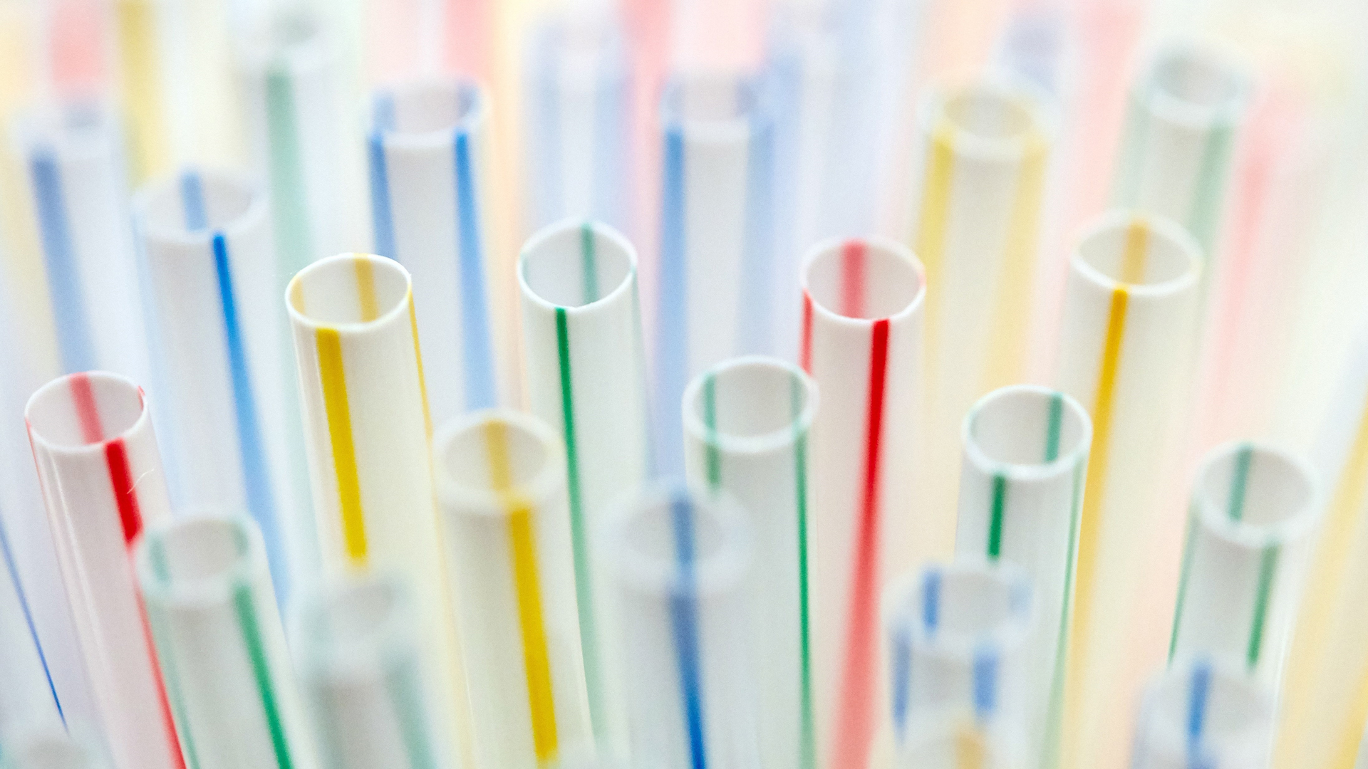 Prohíben en Inglaterra los popotes y agitadores de plástico Prohíben en Inglaterra los popotes y agitadores de plástico