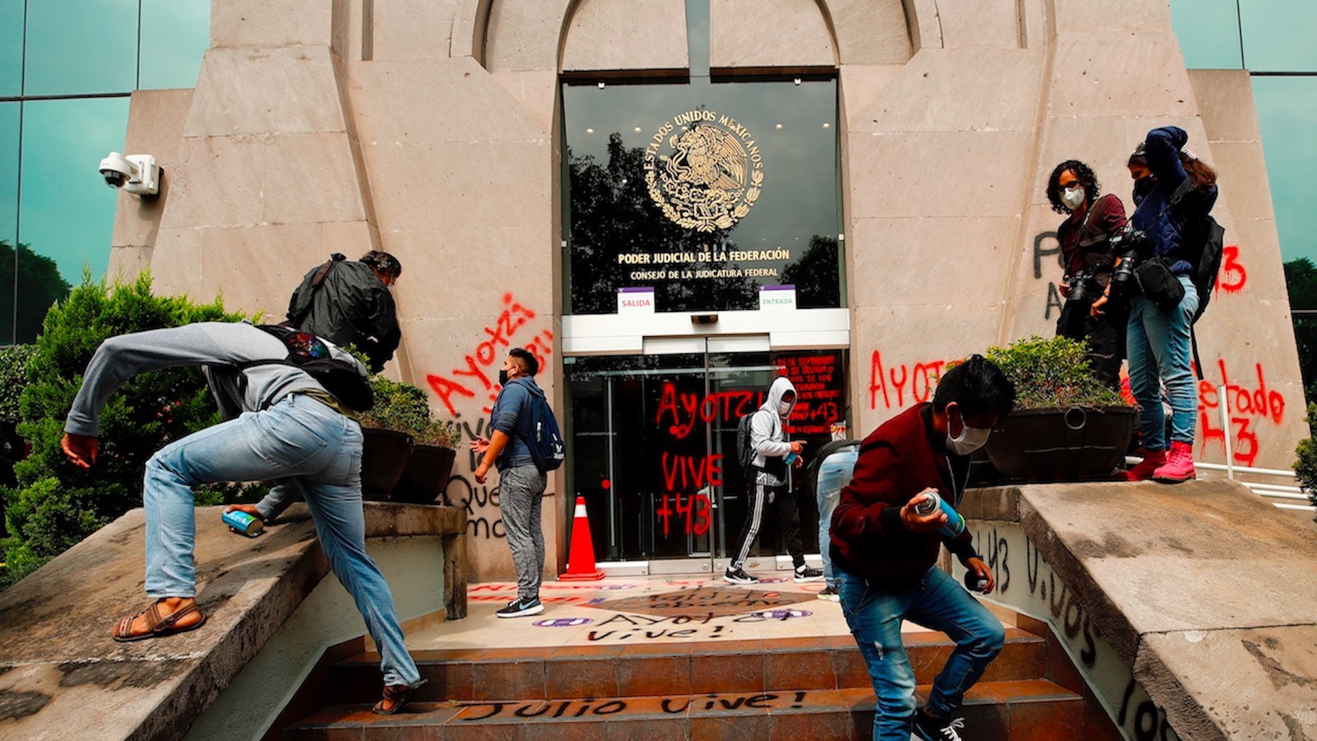 Padres de normalistas de Ayotzinapa protestan frente al CJF; denuncian casos de corrupción de jueces