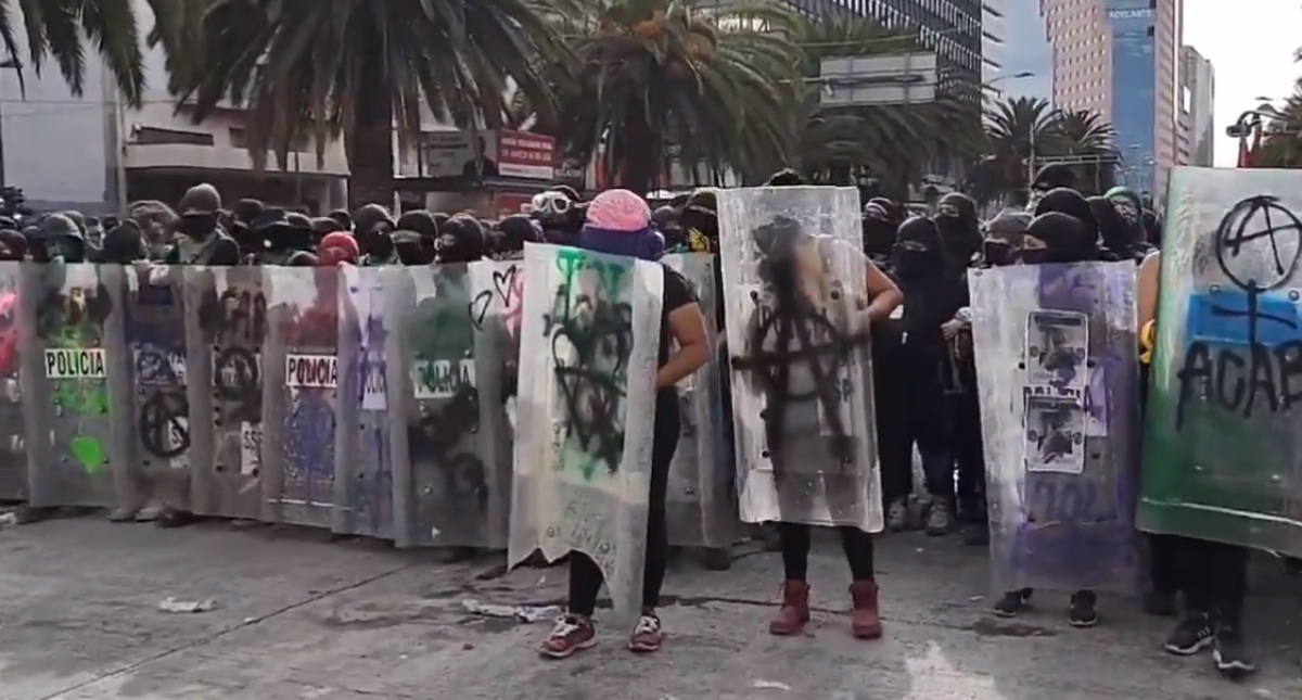 #Video Feministas marchan con dirección a Garibaldi