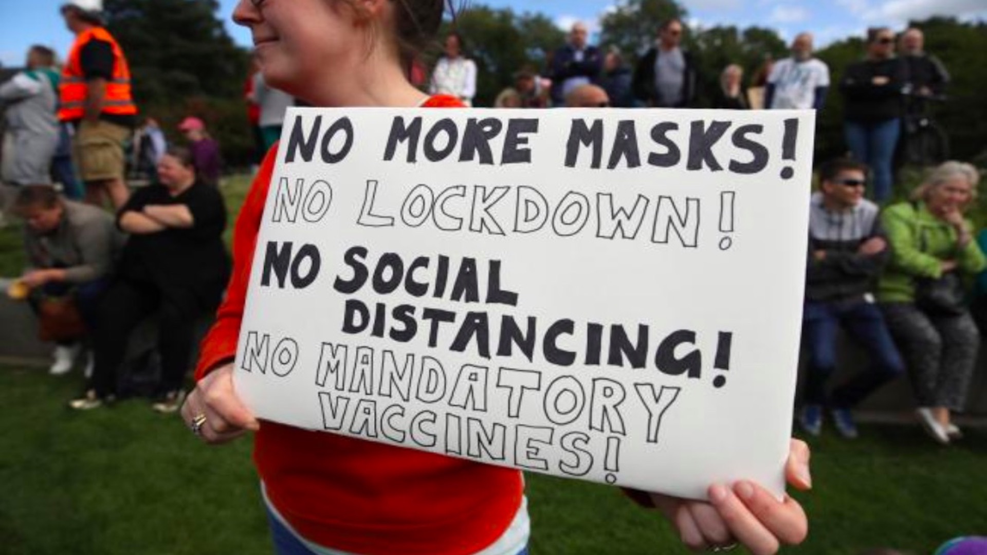 Cientos de personas se manifiestan en Escocia contra las restricciones por el COVID-19