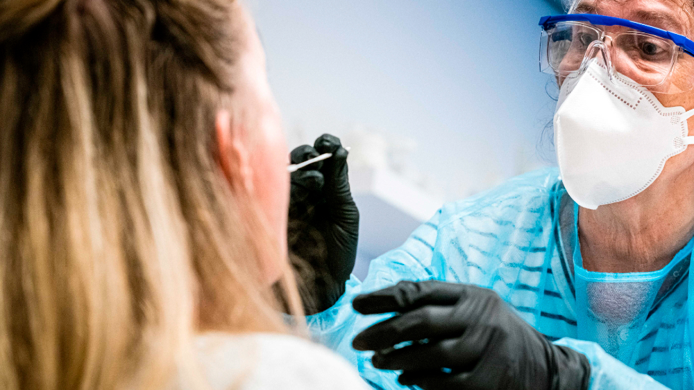 Experto italiano miembro de la OMS dice que el mundo sigue en la primera ola de COVID-19