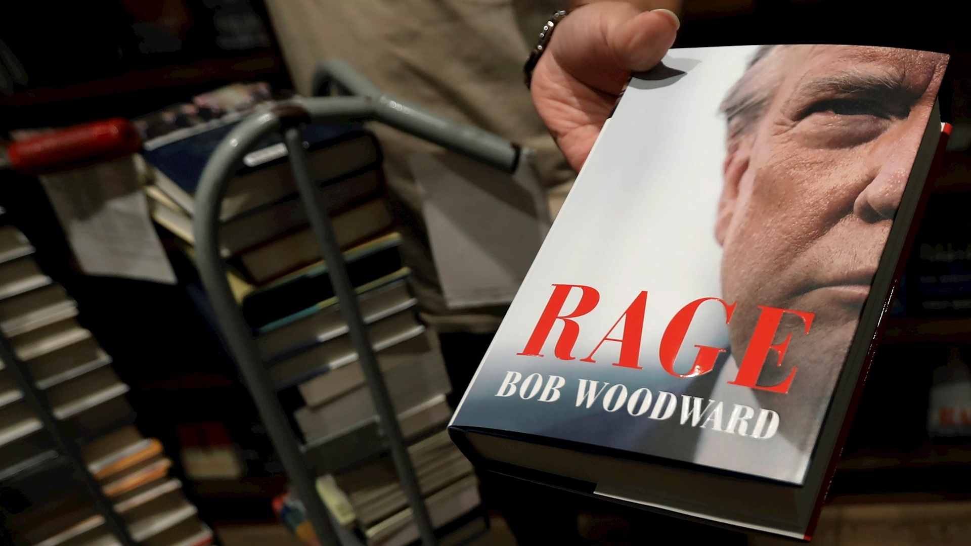 El polémico libro sobre Trump sale a la venta; el presidente lo tacha de “aburrido”