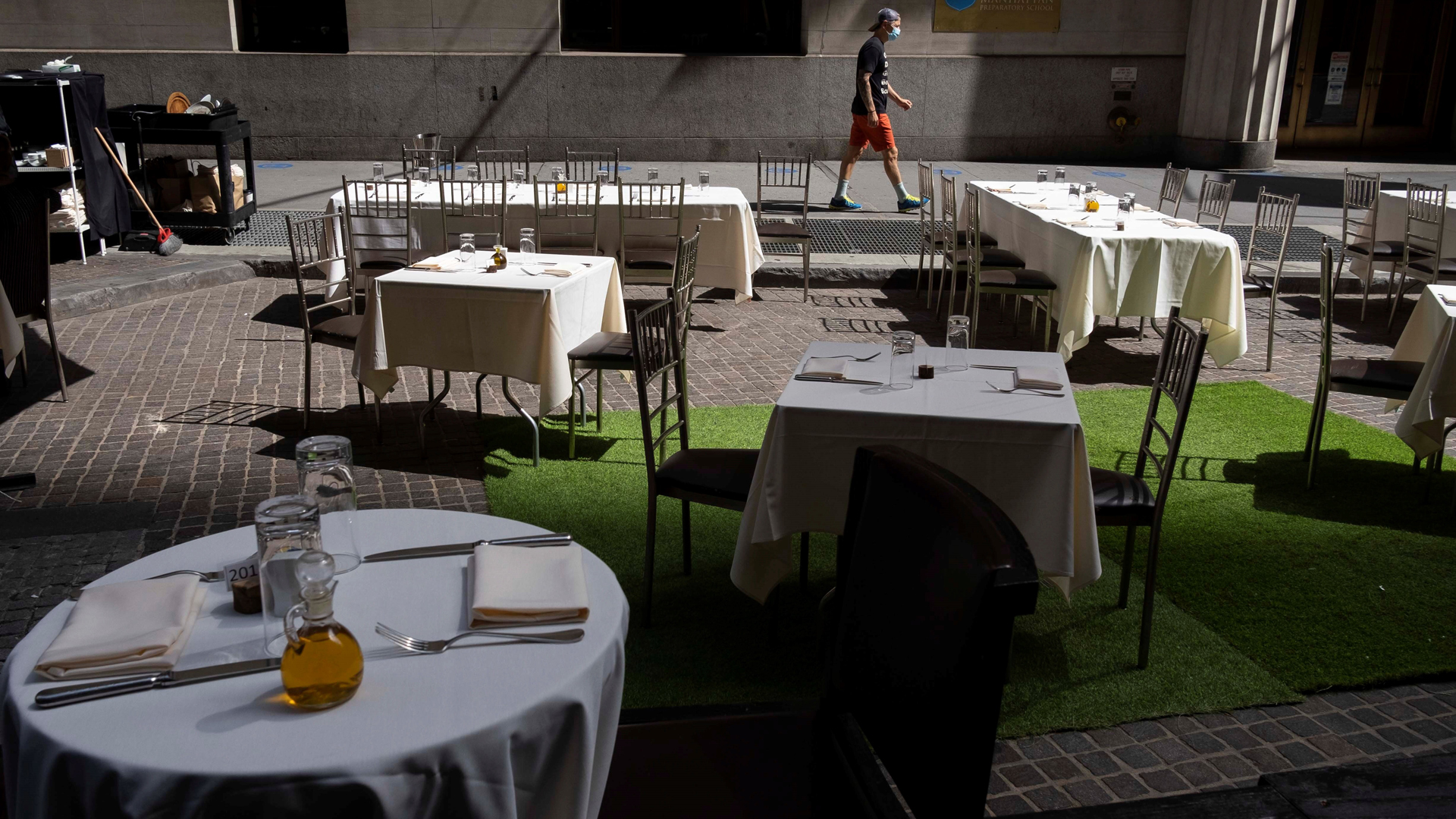 Autorizan a restaurantes de Nueva York atender a clientes en interiores - restaurante-al-aire-libre-en-nueva-york-eeuu