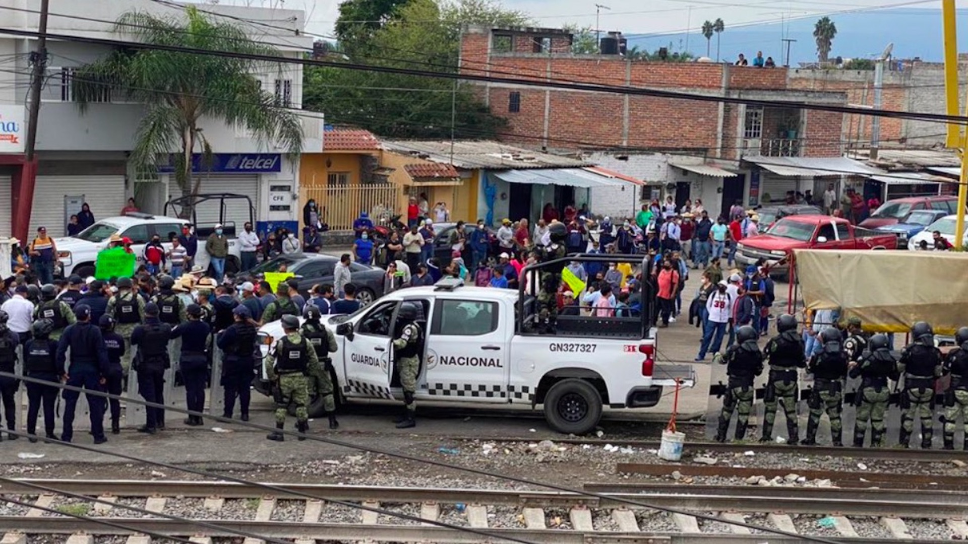#Video Dos policías lesionados tras enfrentamiento por bloqueo de vías en Caltzontzin, Michoacán