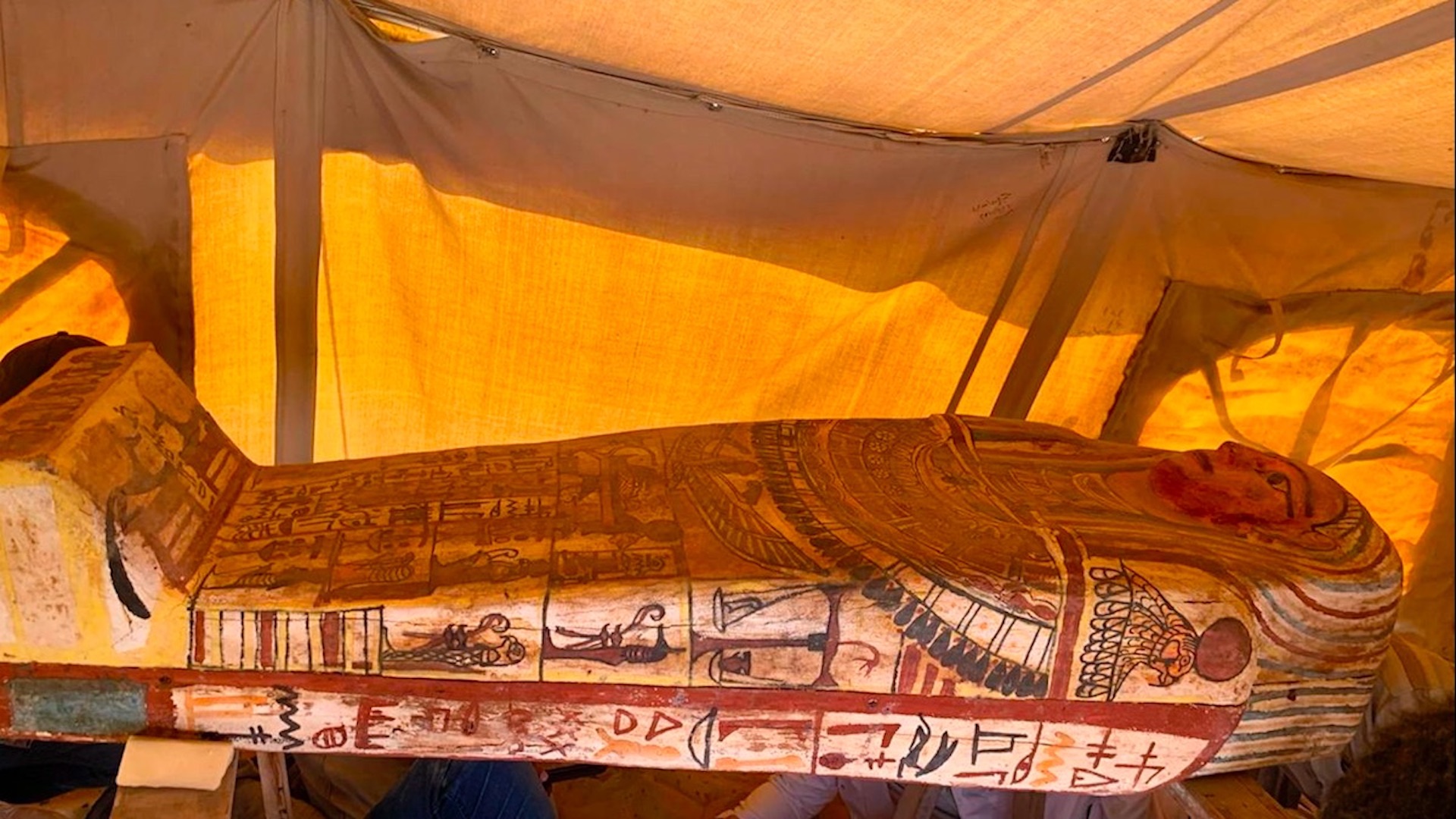 Encuentran 27 sarcófagos en Egipto; estuvieron enterrados 2 mil 500 años