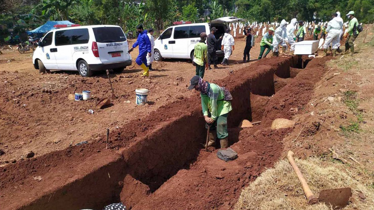 Obligan en Indonesia a quienes no usan cubrebocas a cavar tumbas para víctimas de COVID-19