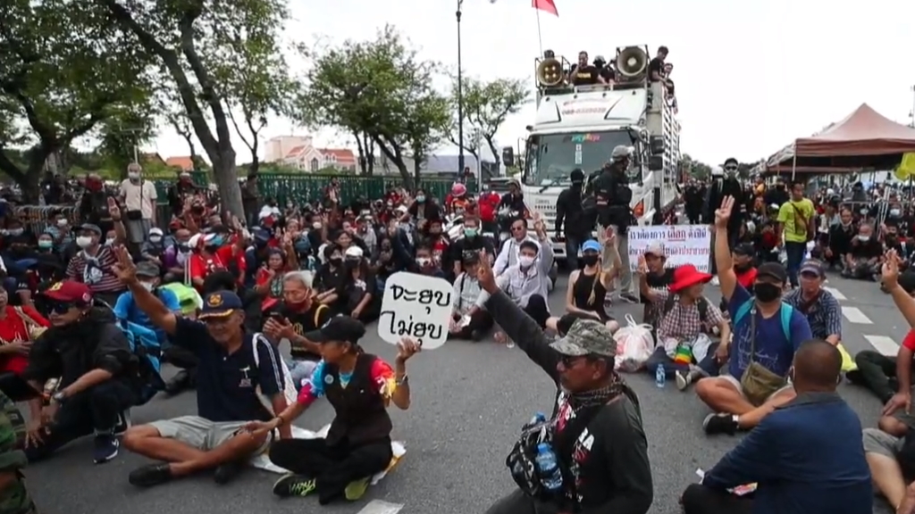 Los estudiantes mandan un mensaje al rey de Tailandia para reducir su poder Los estudiantes mandan un mensaje al rey de Tailandia para reducir su poder