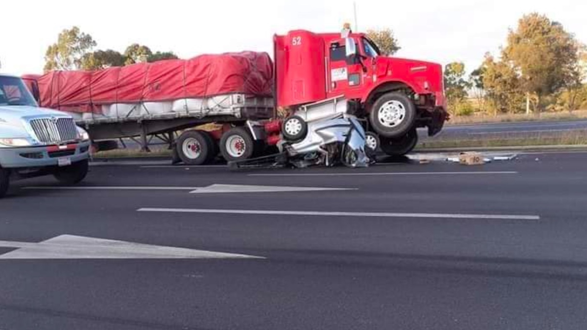 Fuerte choque en la México-Querétaro deja al menos un muerto; hay reducción de carriles