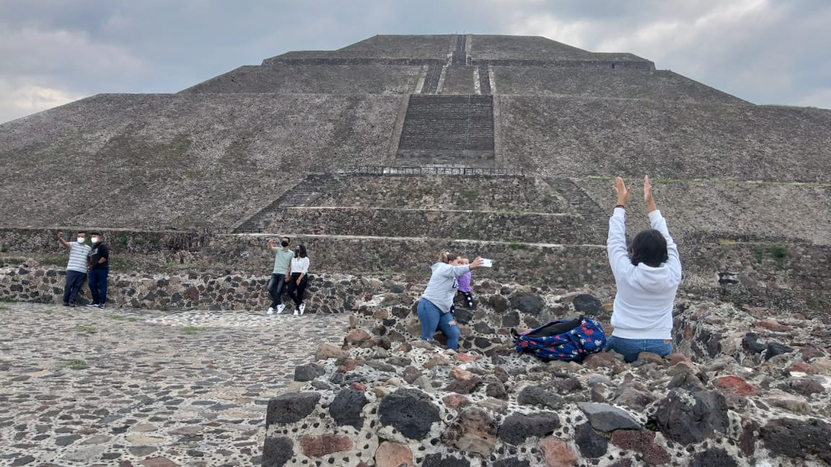 Reabre Zona Arqueológica de Teotihuacan tras cinco meses cerrada - turistas-en-la-zona-arqueologica-de-teotihuacan