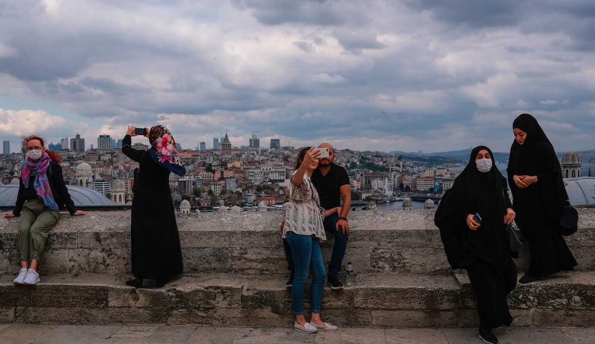 Turquía sancionará con cárcel a pacientes con COVID-19 que mientan sobre contactos