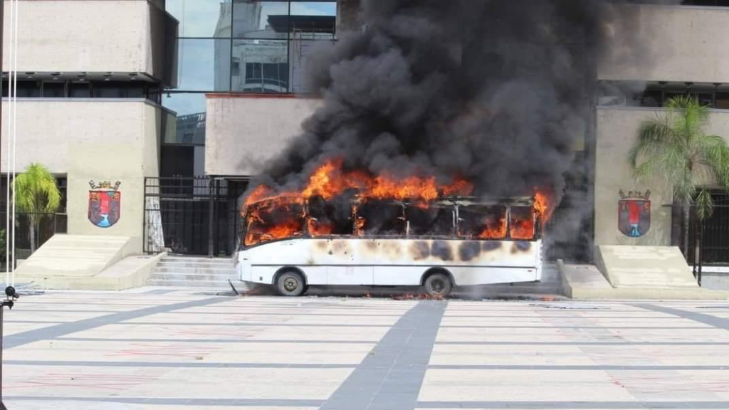 #Video Presuntos normalistas incendian camión frente a Palacio de Gobierno estatal en Tuxtla Gutiérrez