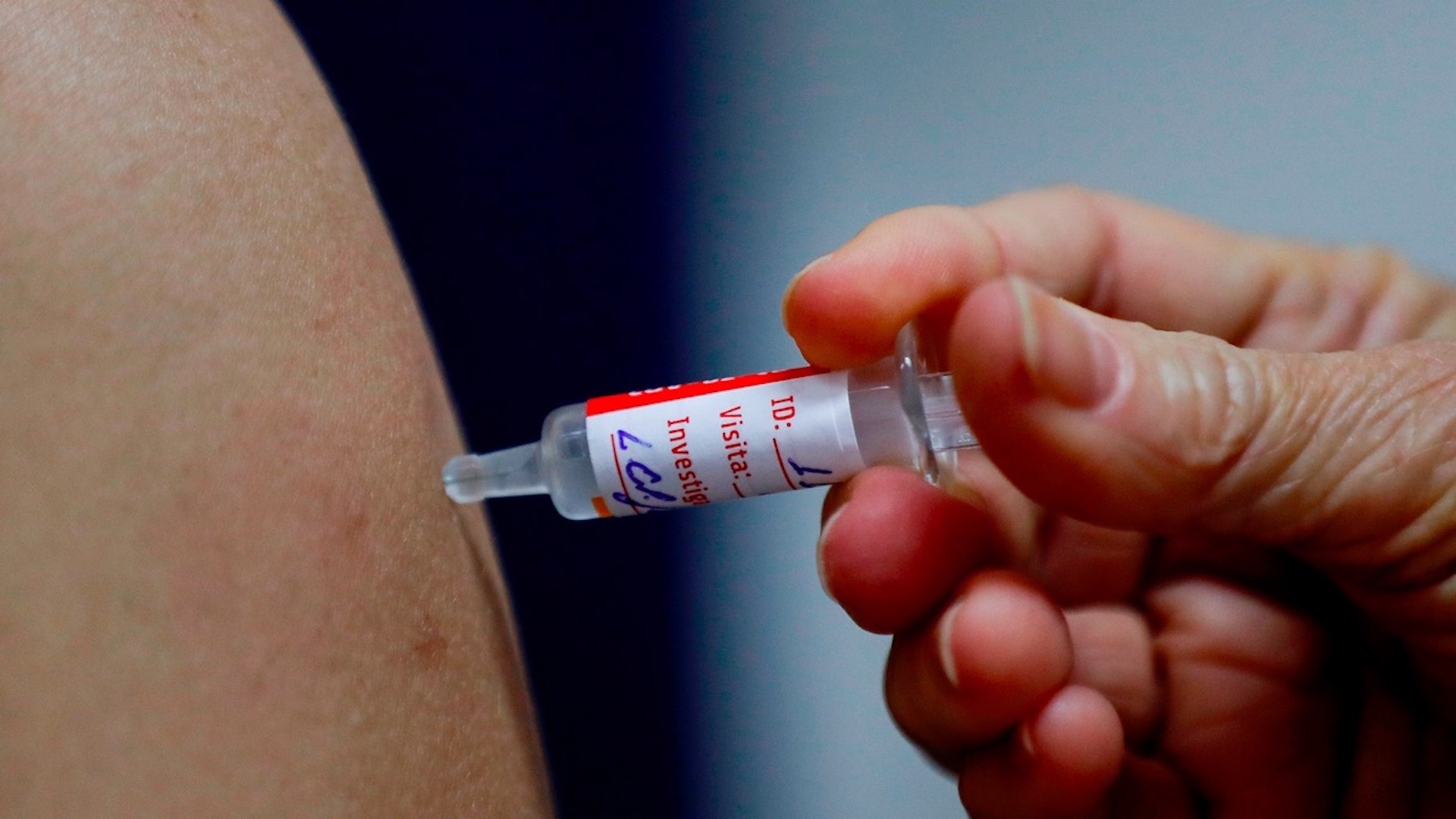 Segundo voluntario de vacuna de AstraZeneca contra COVID-19 desarrolló una afectación neurológica “inexplicable”