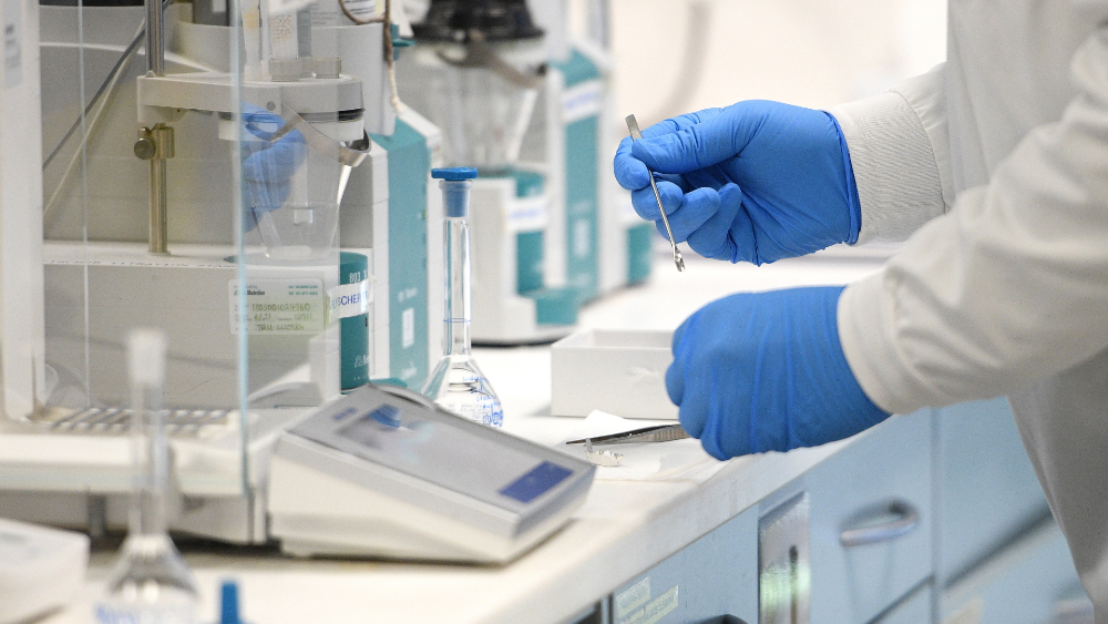 Revés de AstraZeneca muestra que camino a vacuna contra COVID-19 no será fácil, afirma OMS