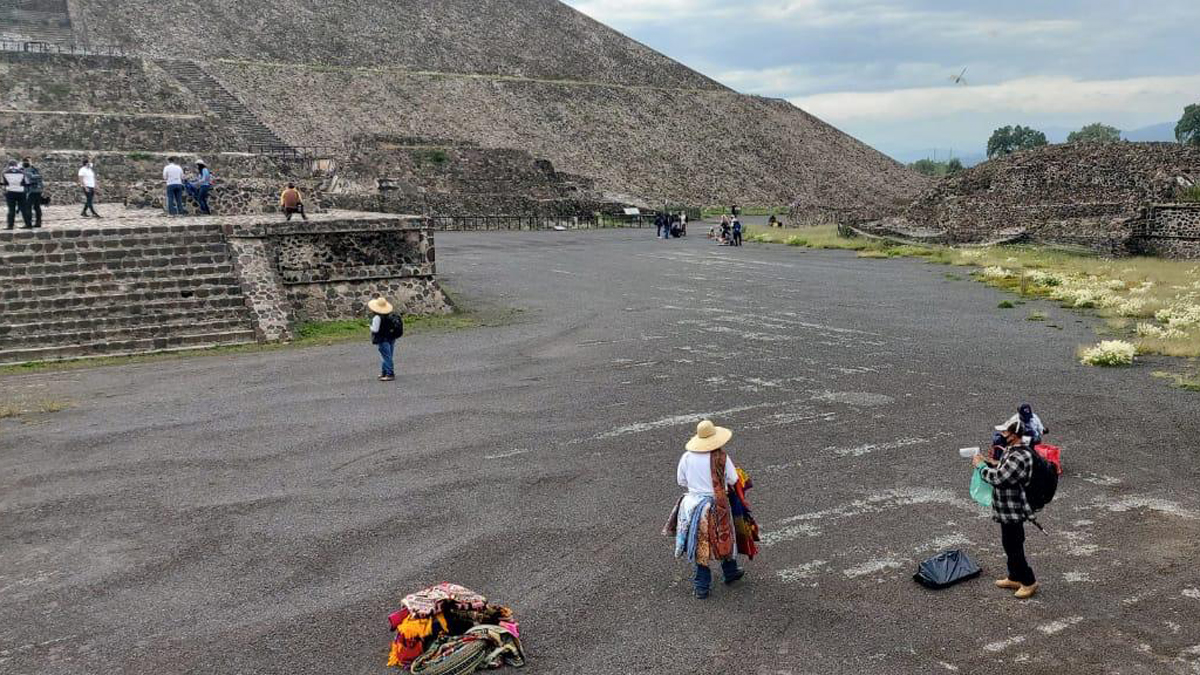 Reabre Zona Arqueológica de Teotihuacan tras cinco meses cerrada - vendedores-en-reapertura-de-la-zona-arqueologica-de-teotihuacan
