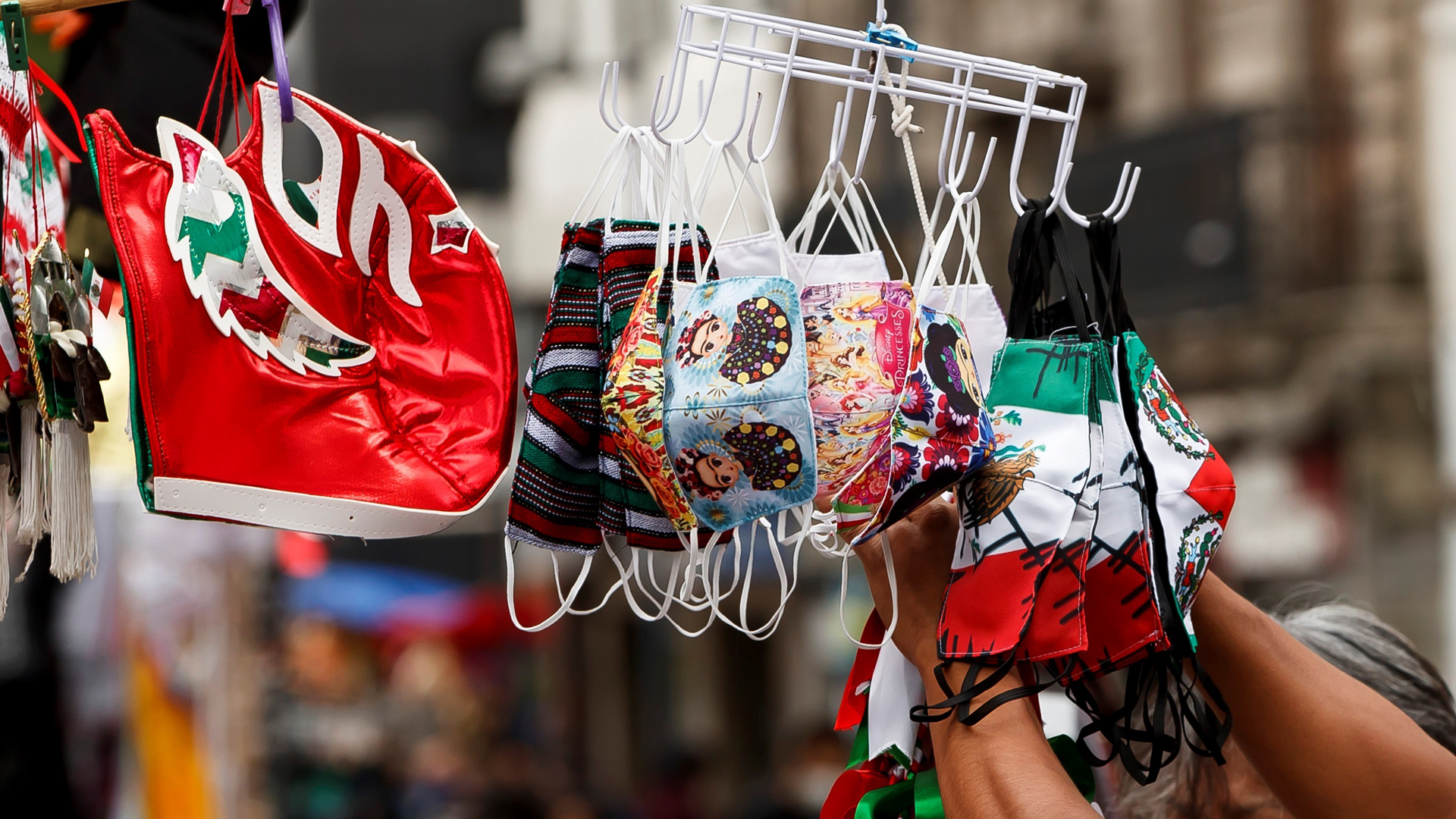 Pide Iglesia Católica dejar 'divisiones ideológicas' para celebrar fiestas patrias - venta-de-articulos-patrios-en-la-ciudad-de-mexico