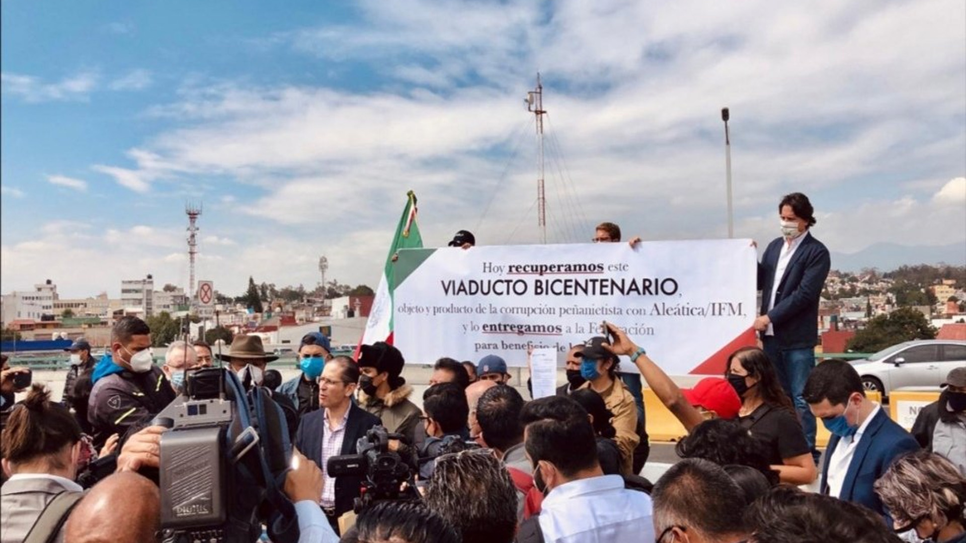 Manifestantes toman el Viaducto Bicentenario. Acusan a constructora de operar y explotarla de forma ilegal Manifestantes toman el Viaducto Bicentenario. Acusan a constructora de operar y explotarla de forma ilegal