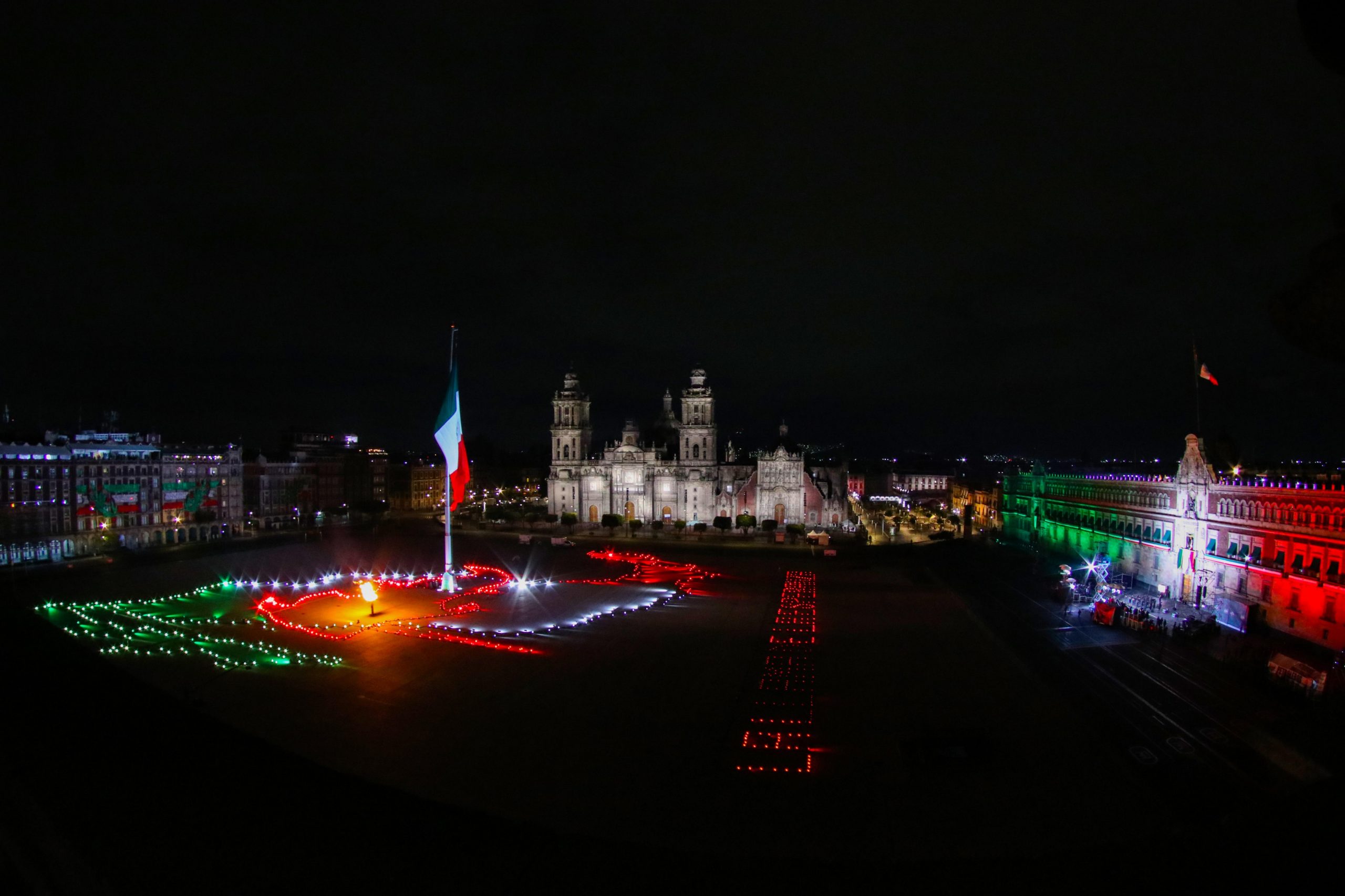 En un Zócalo vacío por la pandemia, AMLO recuerda en Grito de Independencia a pueblos indígenas, fraternidad y la esperanza - zocalo-plancha-luces-grito-de-independencia-mexico-scaled