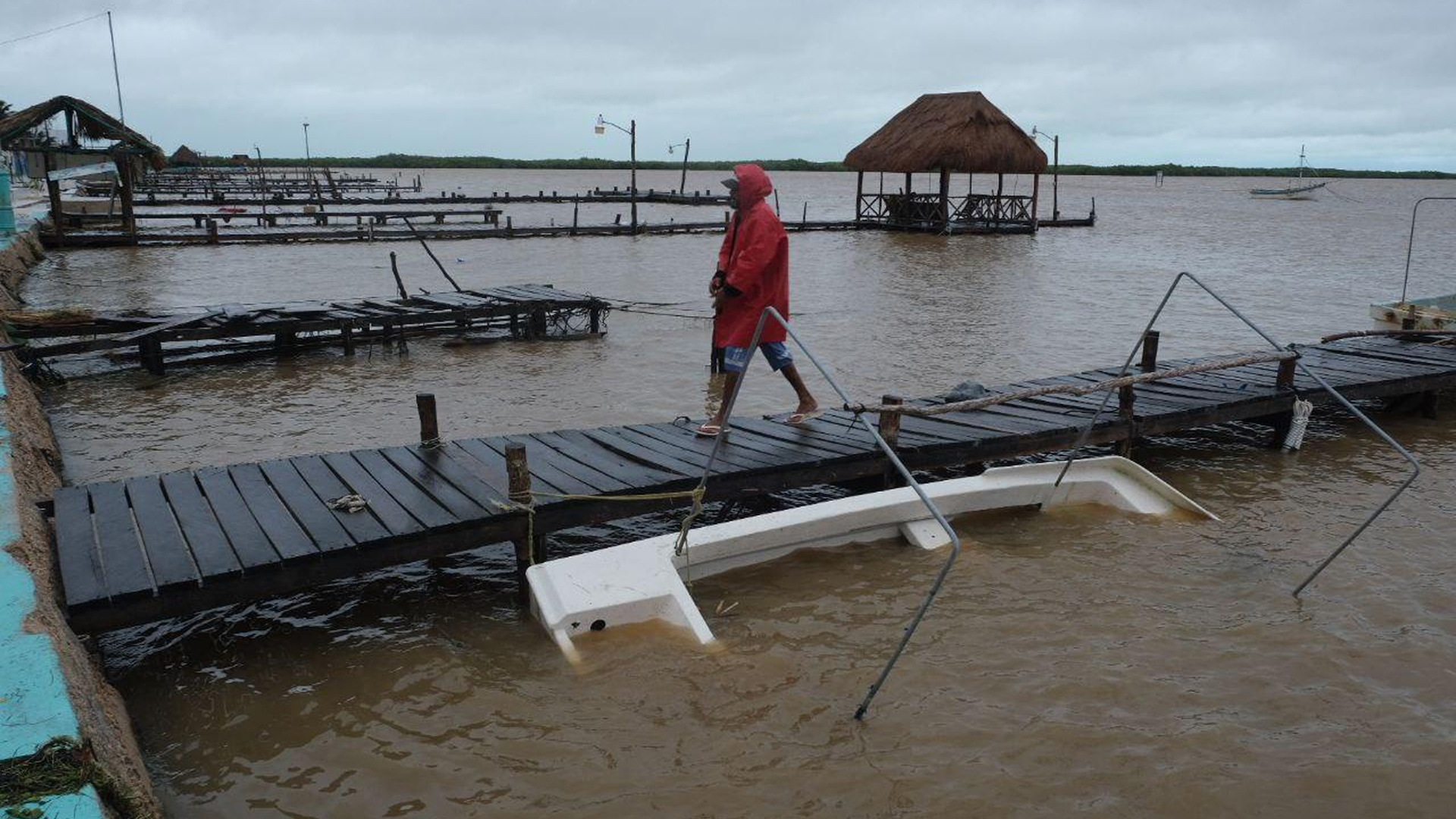 Huracán Delta continúa avance hacia EE.UU.; podría retomar categoría 4