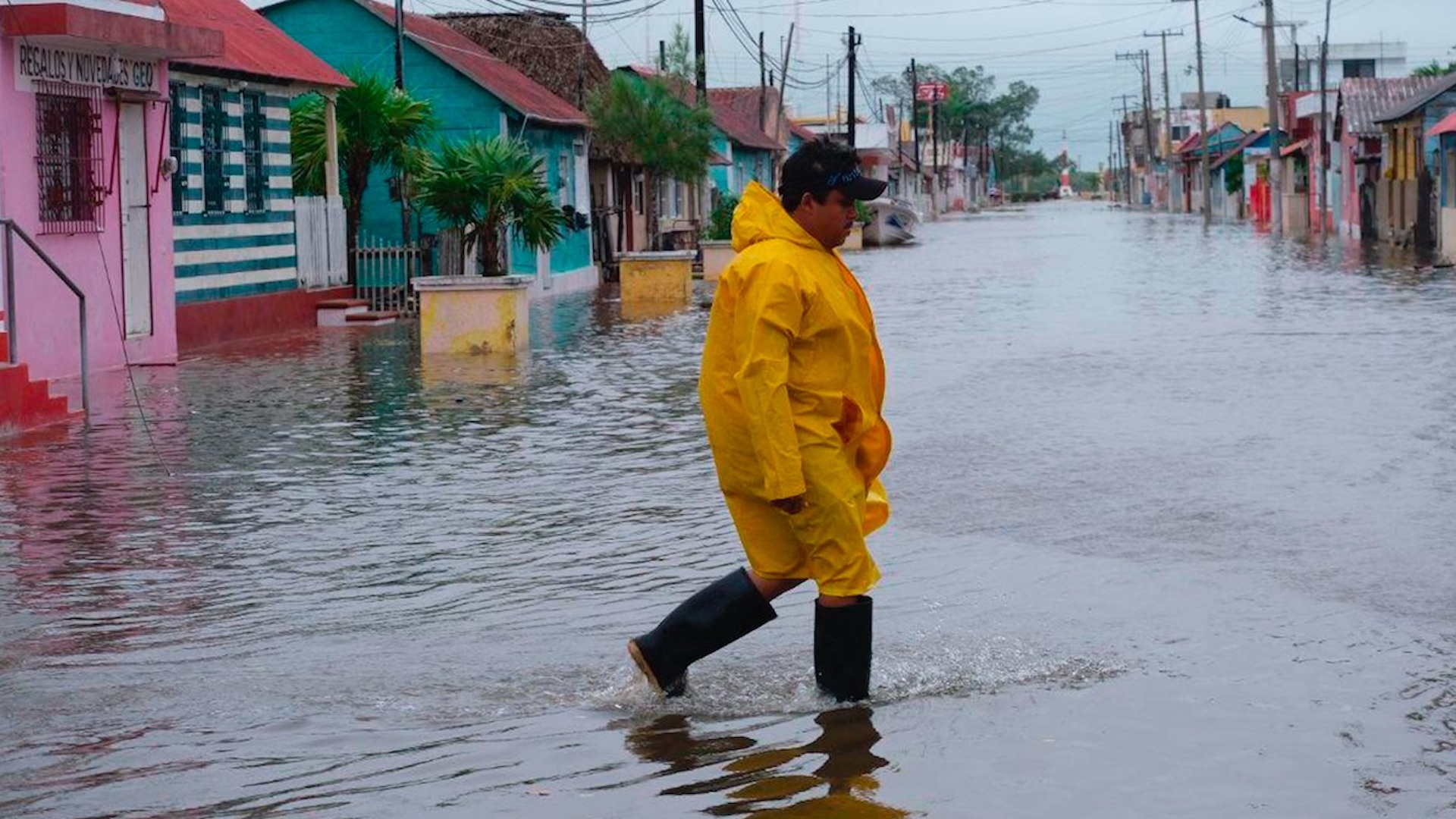 Delta se fortalece en su camino hacia EE.UU.; provocará lluvias y fuerte oleaje en el Golfo de México