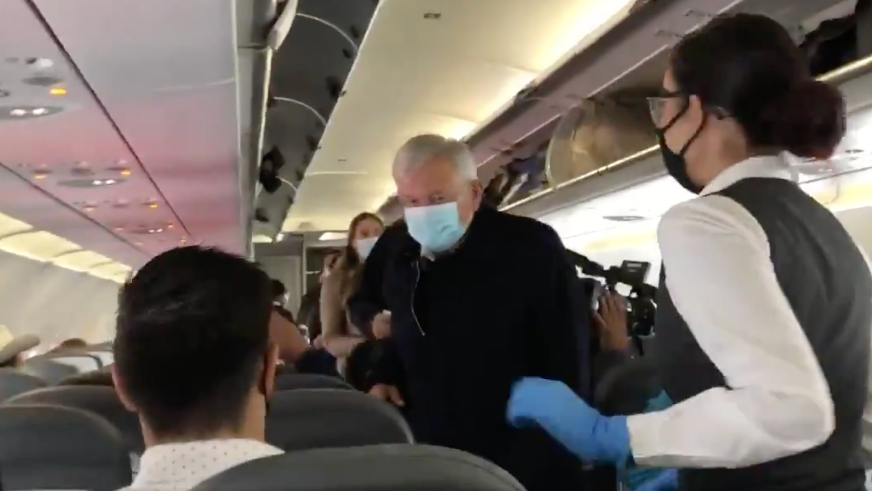 Con aplausos y gritos de apoyo, AMLO inicia gira por Chihuahua y Sonora