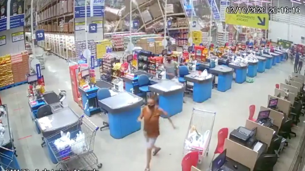 Un muerto y ocho heridos por caída de anaqueles en supermercado en Brasil