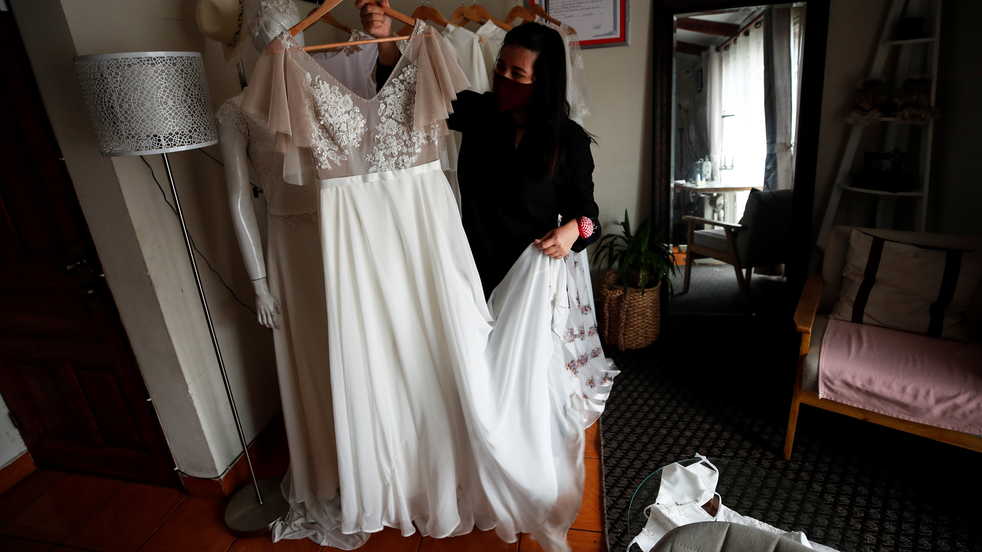 Cubrebocas de seda, la nueva moda para bodas en pandemia - andrea-fachin-muestra-vestido-de-novia-disenado-por-ella