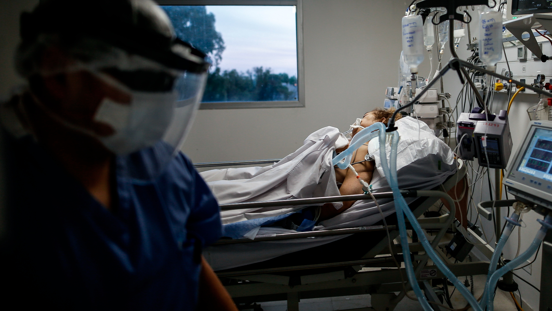 COVID-19 aprovecha que el mundo esté cansado de la pandemia, afirma la OMS