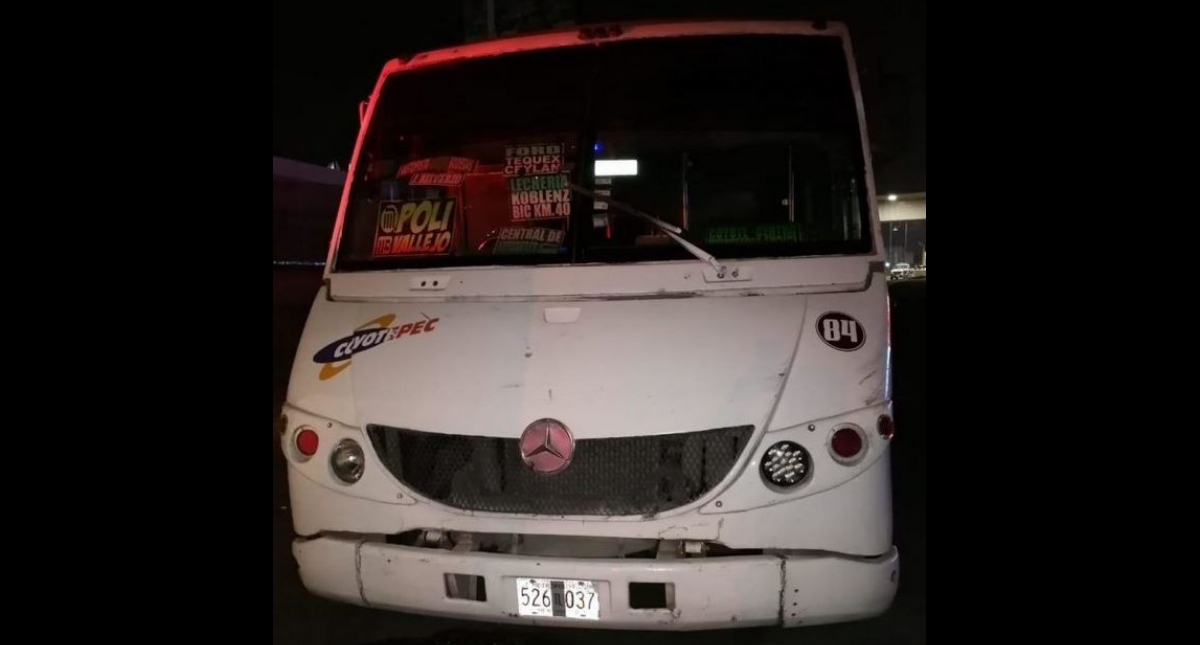 Sujetos intentan asaltar camión en Edomex; pasajeros los matan y tiran a la carretera