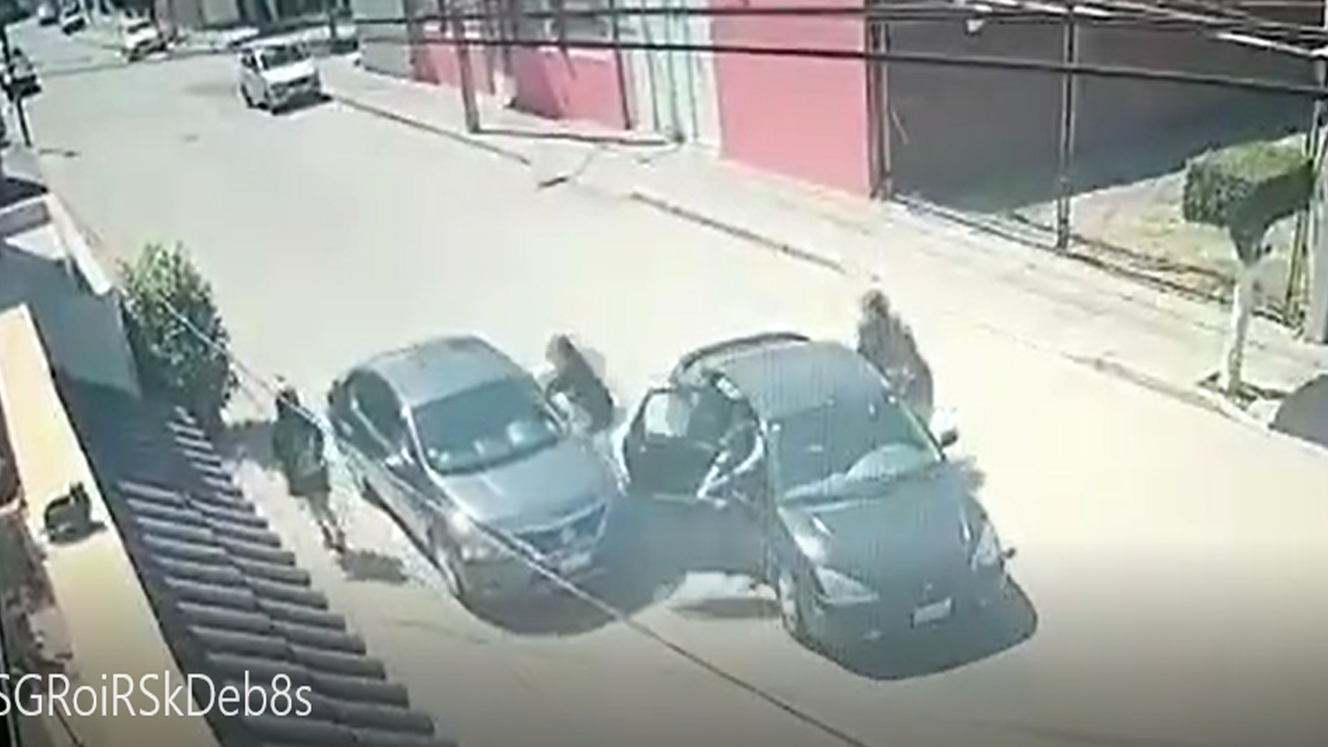 #Video Automovilista escapa en León de intento de asalto; daña auto de criminales