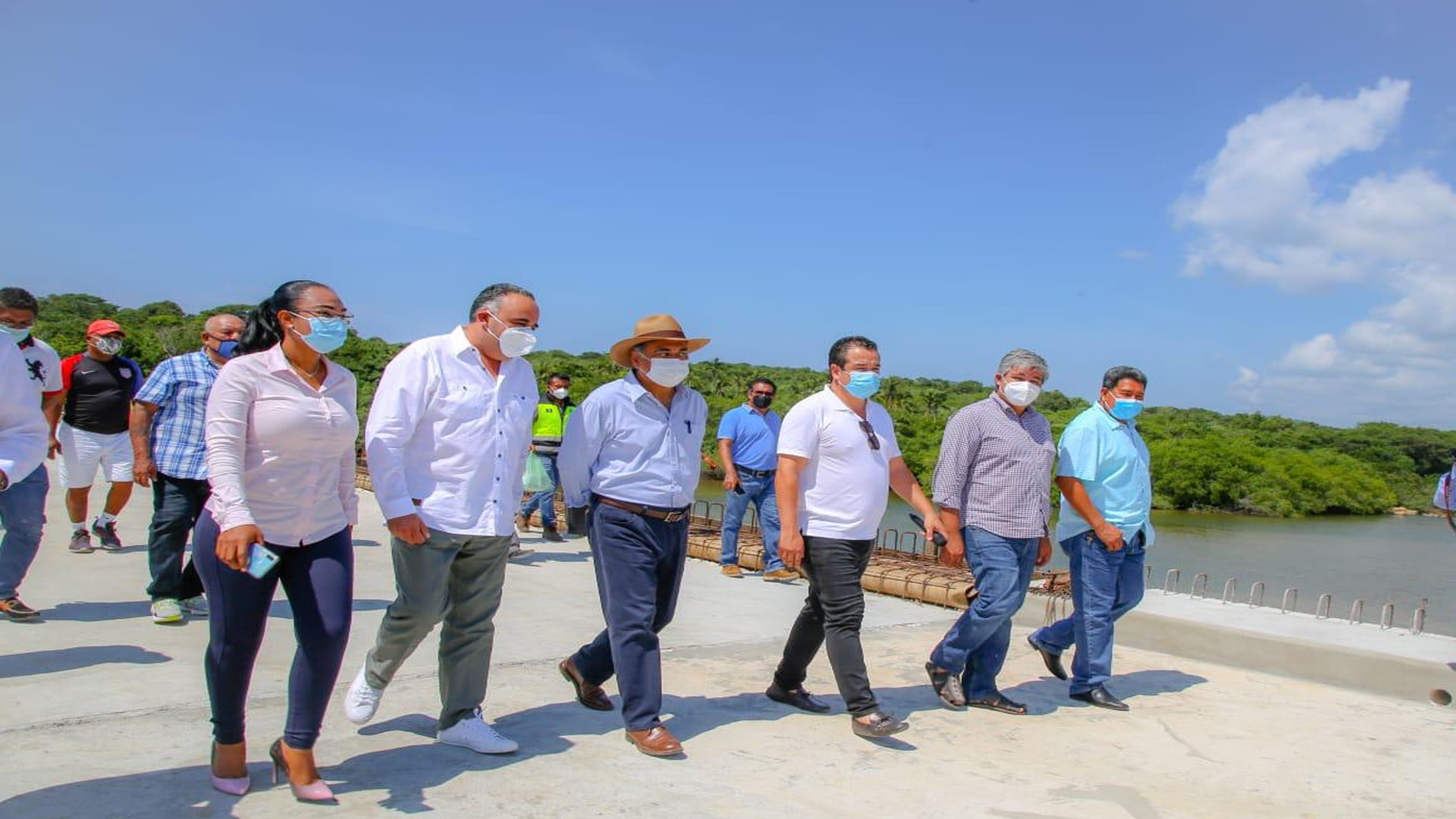 Supervisa Héctor Astudillo obras del puente que conecta a Playa Ventura con Playa Azul