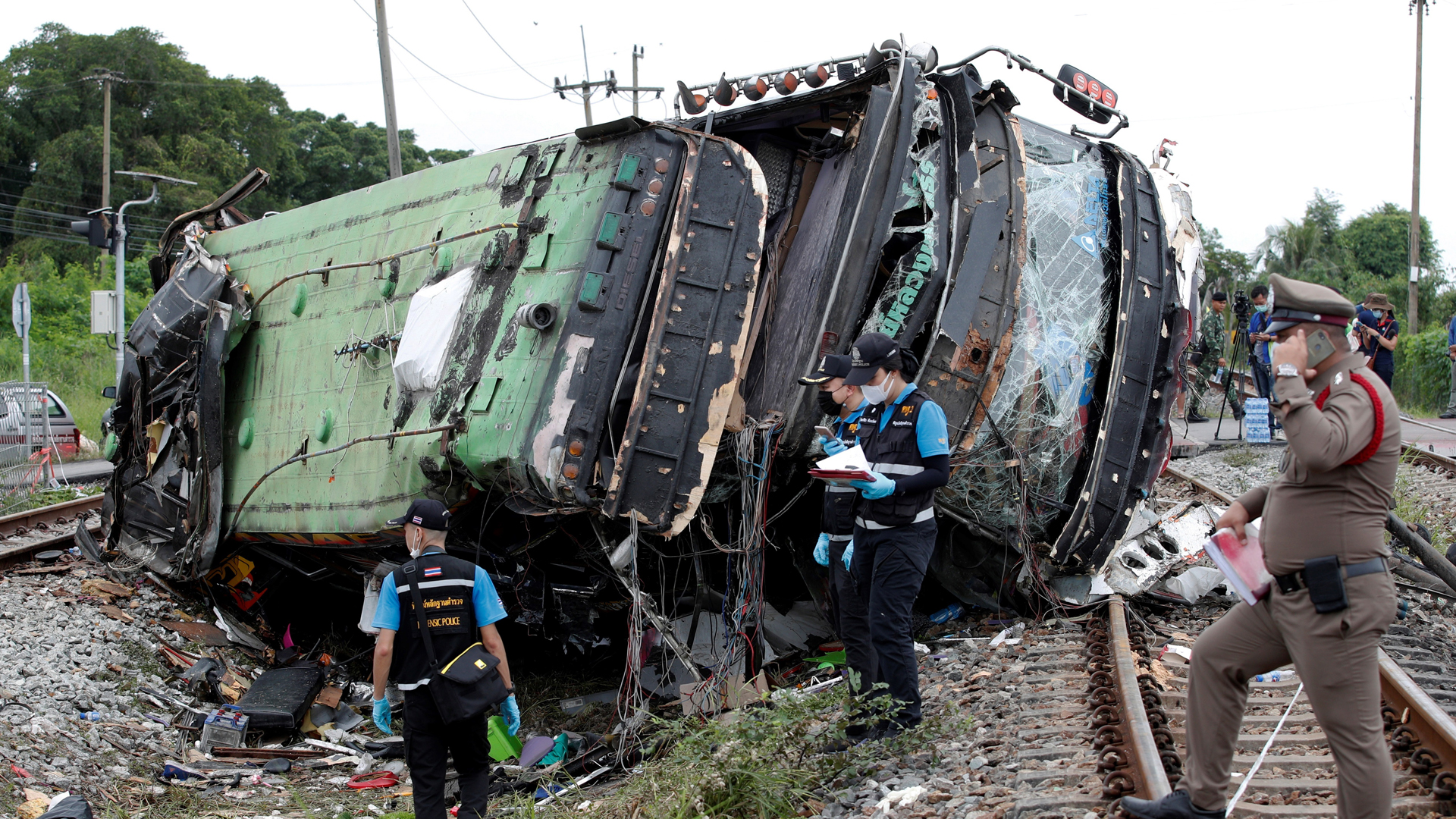 Choque entre tren y autobús en Tailandia deja 18 muertos - autobus-danado-por-choque-contra-tren