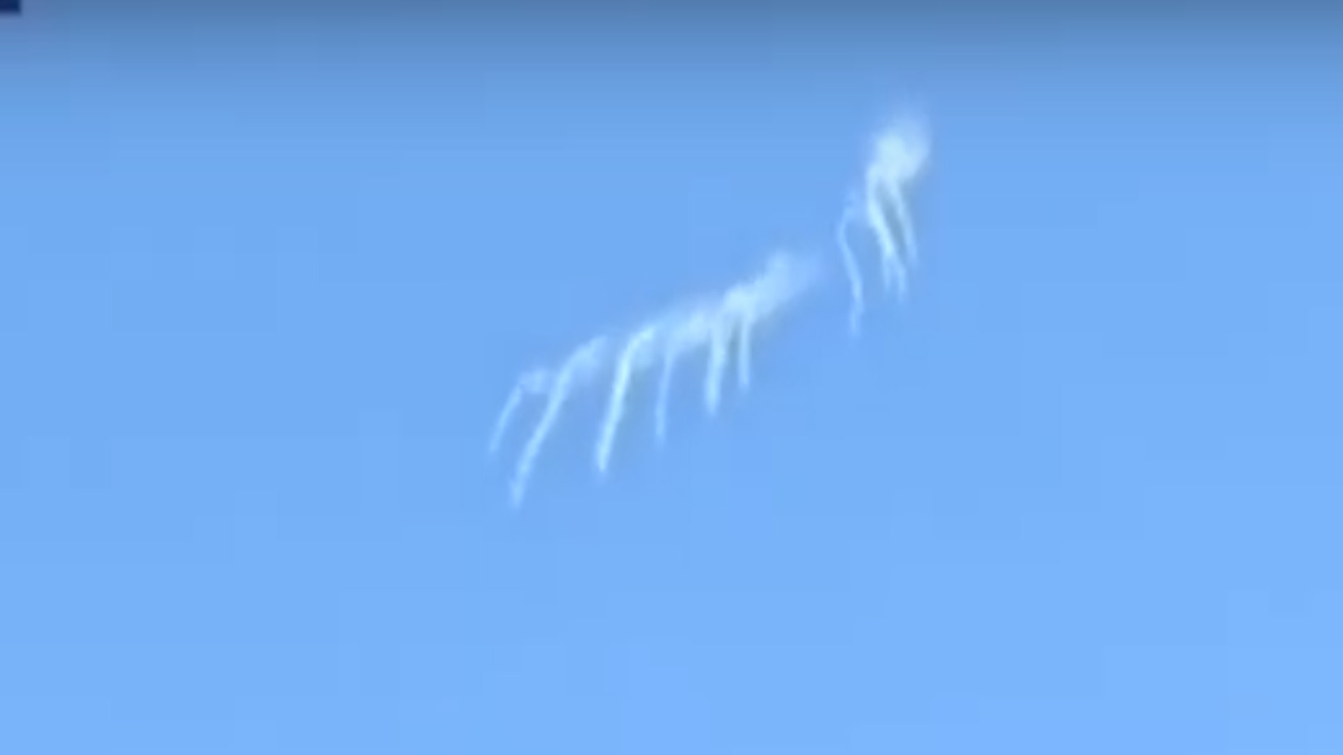 #Video Avión de combate lanza bengalas a aeronave civil por violar espacio aéreo durante mitin de Trump