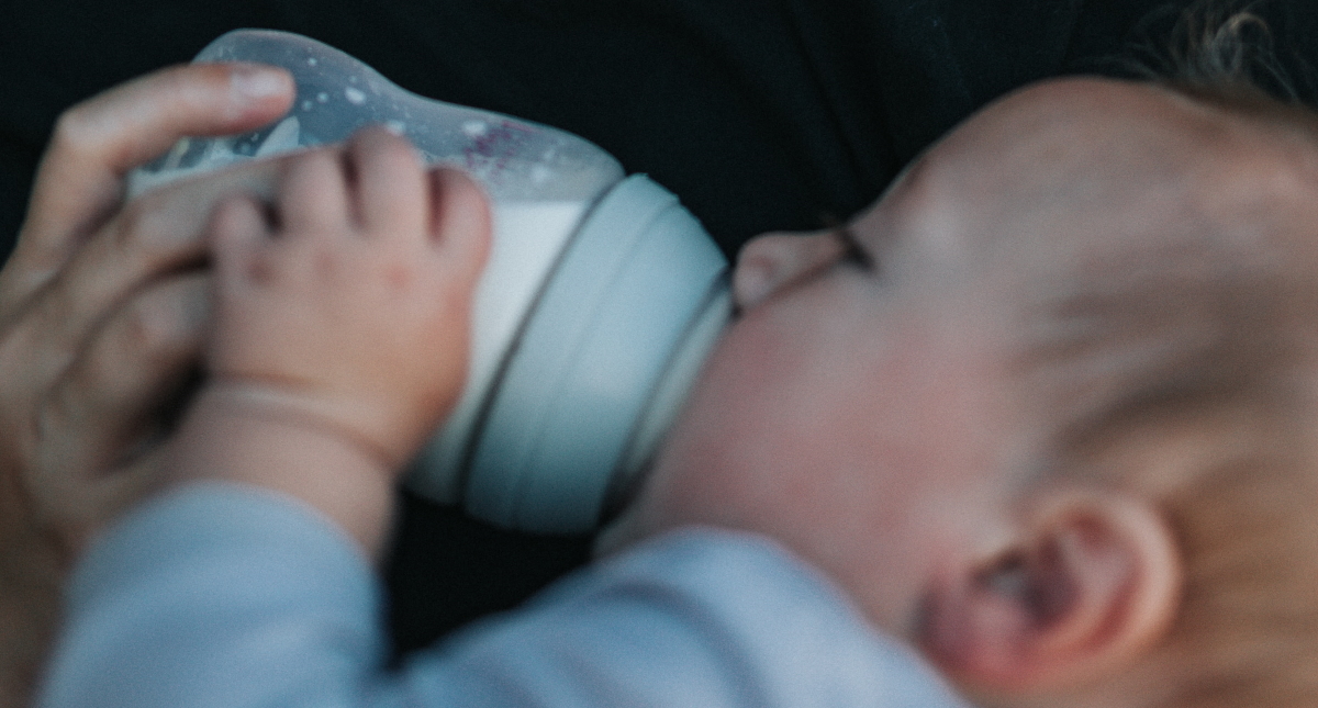 Detectan presencia de microplásticos en biberones