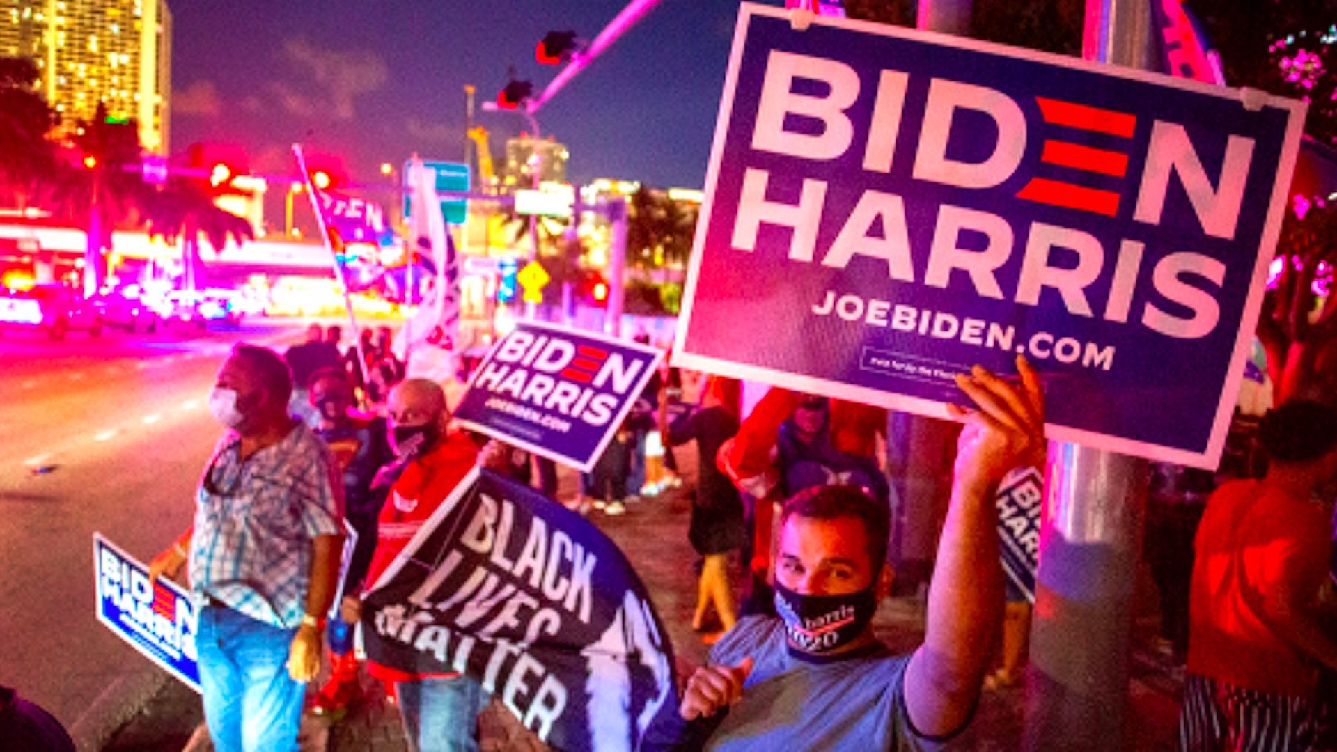 Encuesta de Pew da amplia ventaja a Biden sobre Trump entre votantes latinos