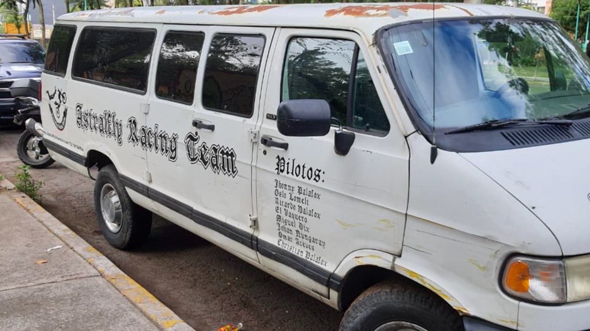 #Video Trasladan a Fiscalía a detenidos señalados por abandonar 27 bolsas con medicamentos oncológicos en Azcapotzalco - camioneta-bolsas-de-medicamento