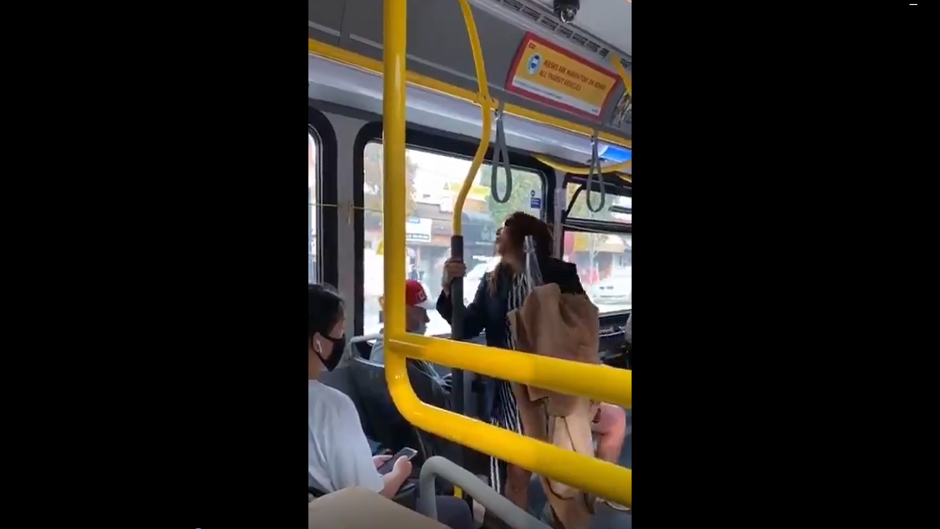 #Video Arrojan a mujer de autobús tras escupir a pasajero en el rostro