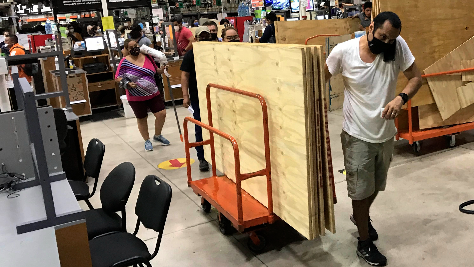 Quintana Roo y Yucatán en Alerta Máxima ante llegada de huracán Delta; suspenden labores y habilitan albergues