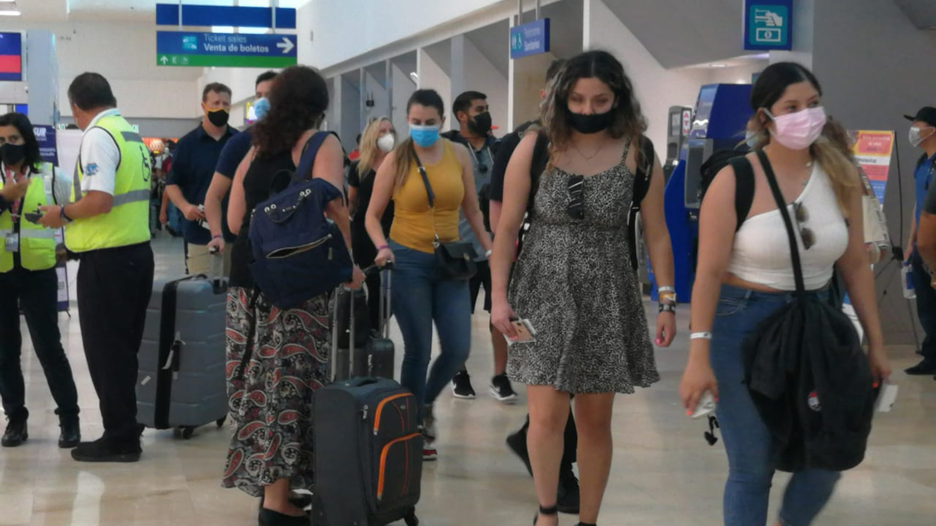 Habrá vigilancia de Fuerzas Armadas en aeropuertos para mejorar aduanas, informa AMLO Habrá vigilancia de Fuerzas Armadas en aeropuertos para mejorar aduanas, informa AMLO