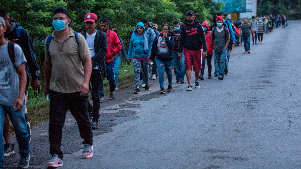 Migrantes hondureños avanzan por el norte de Guatemala con rumbo a México
